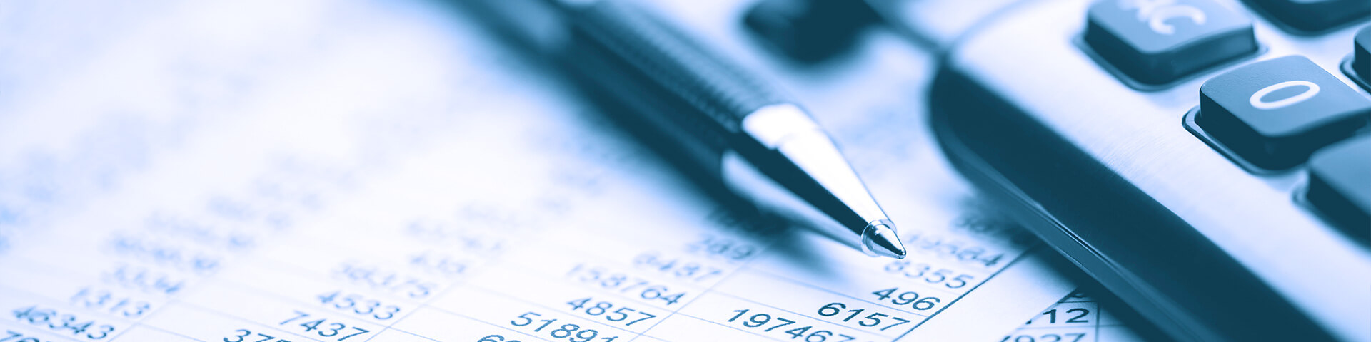 Finanzbuchhaltung, Lohnbuchhaltung: Taschenrechner, Kugelschreiber und Bilanzen
